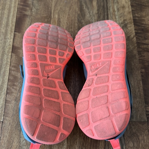 Nike Roshe Shoes - Picture 4 of 5